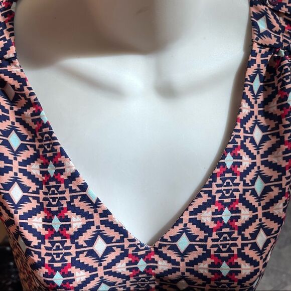 FOREVER 21 GEOMETRIC PRINT SLEEVELESS V-NECK TUNIC TOP SIZE MEDIUM - Picture 3 of 6